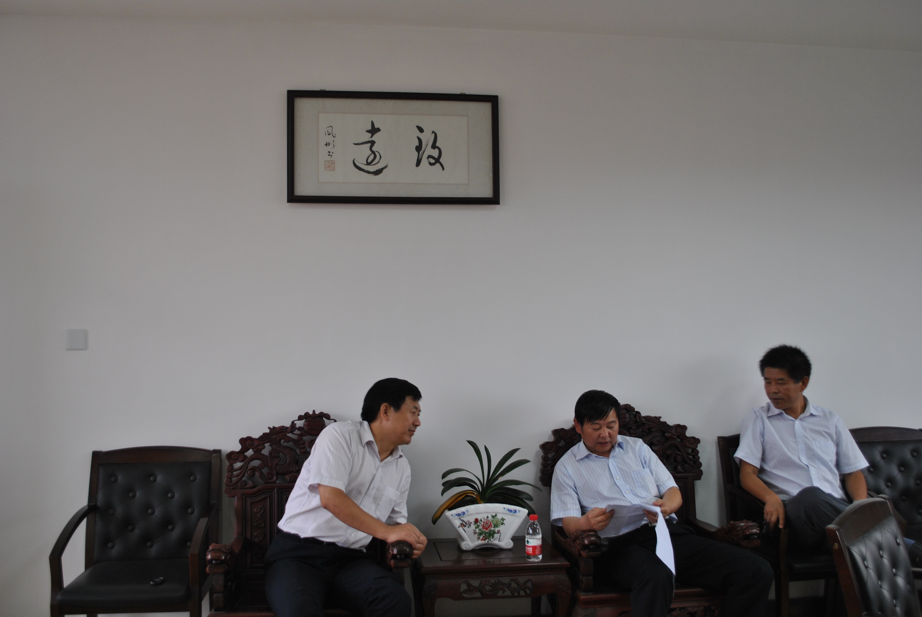 与通州建总集团总工程师瞿启忠商谈会议议程